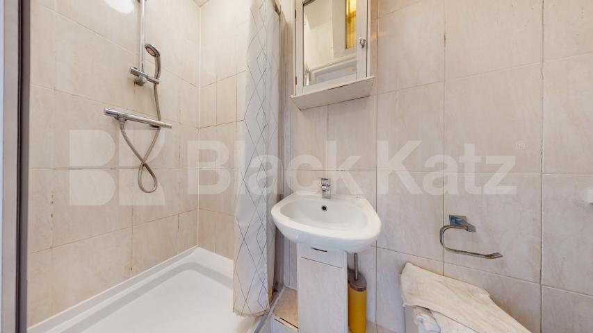 Stylish 3 Bedroom Flat on Quiet Residential Street Rochester Road, Camden